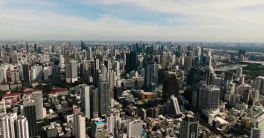 Canlı kentsel yollarla çevrili modern mimari binaların yer aldığı şehir silüeti. Bangkok, Tayland.