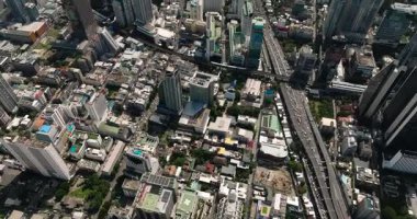 Yüksek binalar, yerleşim alanları ve yoğun yolların bulunduğu yoğun şehir manzarası. Bangkok, Tayland.