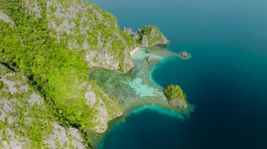 Coron, Palawan, Filipinler 'deki kireçtaşı kayalıklarıyla çevrili Calachuchi Sahili' nin hava manzarası.