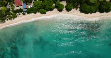 Kumsal ve turkuaz su ve güneş ışığı yansıması. Samal Adası. Davao, Filipinler.