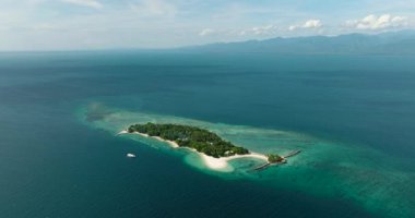 Kapalı turkuaz suyla sahil beldesinin havadan görüntüsü. Buenavista Adası. Davao. Filipinler.