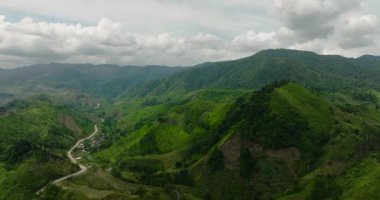 Dağlardaki tropik yeşil orman ve Filipinler 'in dağlık kesimlerindeki orman tepeleri. Mindanao..