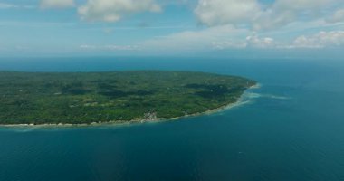 Mavi deniz yüzeyiyle çevrili Talikud Adası 'nın havadan görüntüsü. Mavi gökyüzü ve bulutlar. Davao, Filipinler.