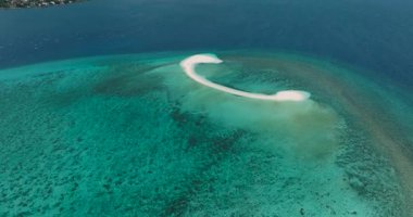 Güzel bir formasyonla kumsalın en üst görüntüsü. Beyaz Ada 'da turkuaz deniz suyu var. Camiguin, Filipinler.