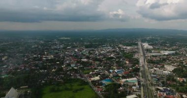 Tagum City, gündüz vakti hava taraması. Arazi ulaşımlı binalar ve otoyollar. Davao del Norte, Filipinler.