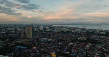 Modern binaları ve nehri olan sahil şehri. Davao Şehri. Mindanao, Filipinler.