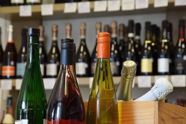 Şarap dükkanında, restoranda, kafede, barda şarap şişeleri.