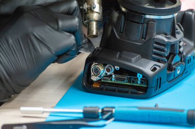 Bir robotun lehimleme ucuyla mikroskopu kapat