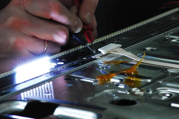Bilgisayar donanımını tamir eden bir adamın eli..