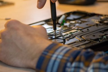 Arabayı tamir eden bir adamın yakın çekimi.