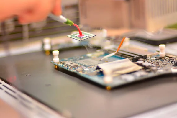 bir bilgisayar anakartını kapat