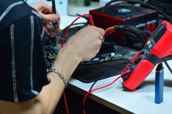 Bir bilgisayarı onarmak bir tornavida ile adam