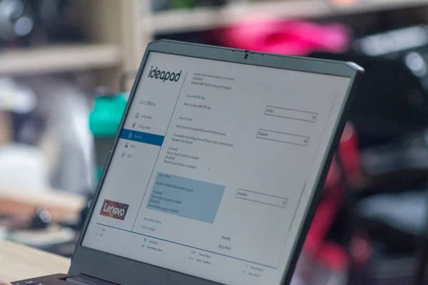Boş ekranlı bir dizüstü bilgisayarı kapat