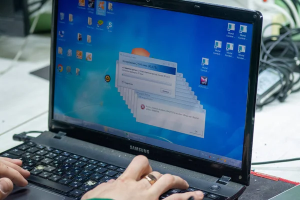 Kredi kartı ve online alışveriş konsepti olan dizüstü bilgisayar kullanan kadın