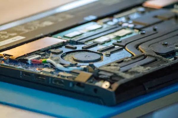 Elektronik bileşenleri olan bilgisayar ana kartı