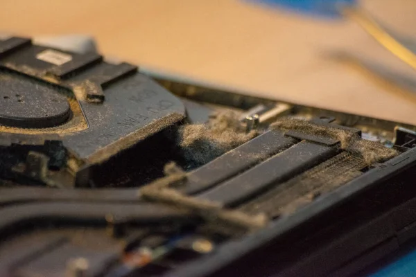 Beyaz arkaplanda eski paslı daktilo