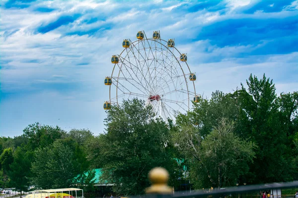 Parktaki dönme dolap.