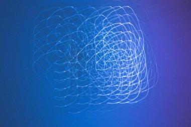 Altın ışıklar lüks bir arka planda dans eder.