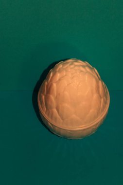 İlginç bir arka planda büyük bir Paskalya yumurtası.