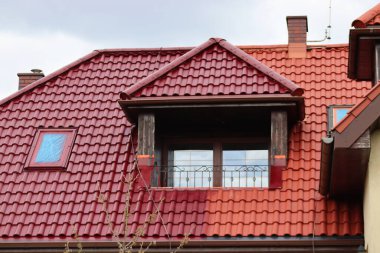 Malowanie dachu farb z substancjami przeciw porostom i mchom