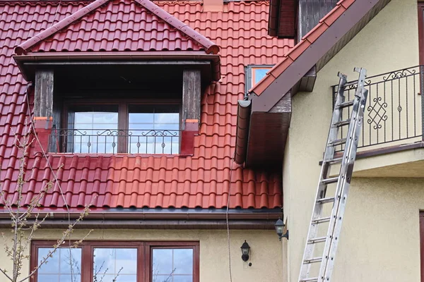 Malowanie Dachu Farb Πcjami Przeciw Porostom Mchom — 图库照片