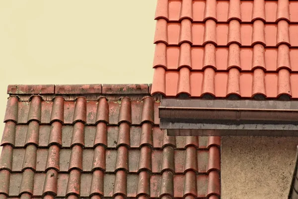 Cleaning the roof from lichen and moss before and after effect