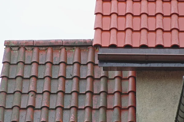 効果の前と後の地衣類や苔から屋根をきれいにする — ストック写真