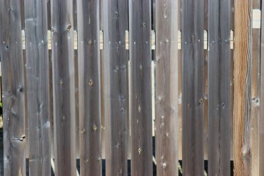 Tahtadan yapılmış labirent. Tahtalardan yapılmış bir yapı. Tatil gezileri için bir labirent.