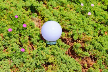 Güneş ışığı top şeklinde bahçe için.