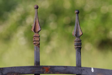 Siyah boyayla boyanmadan önce ve sonra metal çitler. Pas üzerine sürmek için parlak siyah boya.