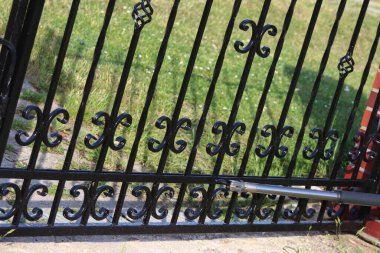 Siyah boyayla boyanmadan önce ve sonra metal çitler. Pas üzerine sürmek için parlak siyah boya.