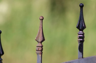 Siyah boyayla boyanmadan önce ve sonra metal çitler. Pas üzerine sürmek için parlak siyah boya.