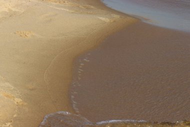 Çocuk parkında büyük bir pembe kaydırak..