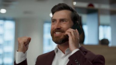 Ofis binasının CEO 'suna yakın çekim sürpriz oldu. Mutluluktan uçan iş adamı başarının heyecanını dile getiriyor. Zaferi kutlayan çok mutlu menajer işteki mutlu haberlerin tadını çıkarıyor. Zafer konsepti 