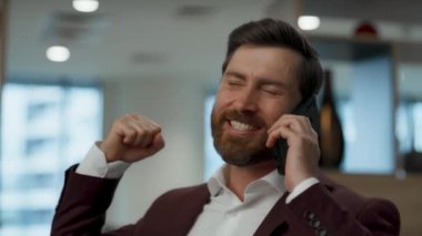 Neşeli iş adamı lobide zafer çağrısı yapıyor. Heyecanlı menajer iş arkadaşınla konuştuktan sonra kontrat başarısını kutluyor. Lider tek başına terfi alıyor. İş anlaşması konsepti 