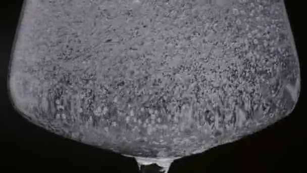Kryształowe Szkło Wypełniło Oczyszczoną Wodę Gazowaną Czarnym Tle Zobacz Przezroczysty — Wideo stockowe