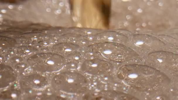Schäumende Flüssigkeit Gießbehälter Nahaufnahme Erfrischend Sprudelnder Bierstrahl Füllt Transparentes Glas — Stockvideo