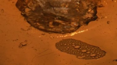 Hafif ipa boşaltım konteynırını kapatın. Şeffaf camı yavaş çekimde dolduran taze hava kabarcıklı sıvı akışı. Köpüklü karbonatlı bira köpüğü köpük yapıyor. Degution alkolik içecek konsepti 