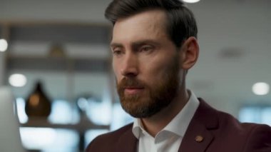 Hayal kırıklığına uğramış patron ofiste kafa sallıyor. Sinir yöneticisi laptopta çalışırken sorunları çözüyor. Endişeli çalışan üzgün bir şekilde ekrana bakıyor. Projeyi düşünen üzgün bir adam. Kriz kavramı