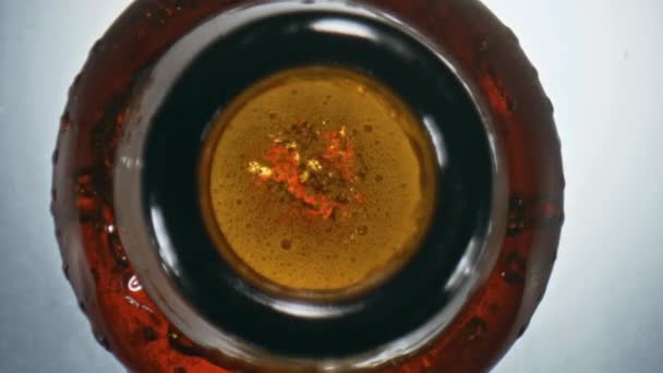 Kabarcıklı Matara Yakın Çekim Alkolik Içkiler Bardakları Dolduruyor Fizzy Ferahlatıcı — Stok video