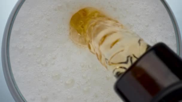 Rafraîchissant Ipa Remplissage Gobelet Gros Plan Liquide Malt Irradiant Versant — Video