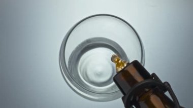 Bardağı dolduran el yapımı bira. Tertemiz kadehin içinde filtresiz alkollü sıvı fokurduyor. Süper yavaş çekim. Soğuk birayı tazeleyen beyaz arka plan. Sarhoş edici içecek üst görünümü 