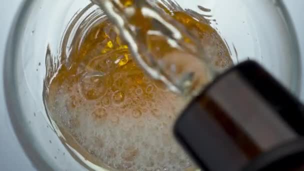 Lager Drinkvat Close Flessen Sprankelende Koude Ambachtelijke Drank Gieten Glas — Stockvideo