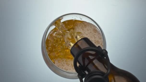 Cerveza Lager Vertiendo Vaso Primer Plano Alcoholic Hoppy Líquido Relleno — Vídeos de Stock