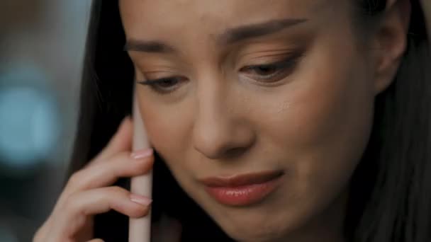 Chorando Menina Discutindo Problemas Close Smartphone Empresária Perturbada Explicando Tomada — Vídeo de Stock