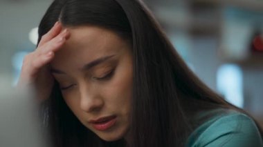 Üzücü bir uzman ofis kapanışında umutsuz hissediyor. Laptop izleyen düşünceli bir kadın problem düşünüyor. Stresli yönetici arama fikri tek başına zor bir iş. Gergin yönetici çözüm arıyor