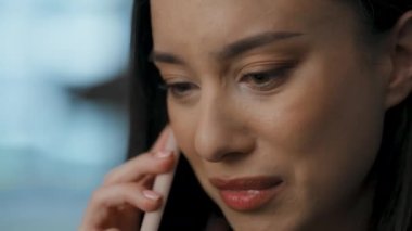 Hüsrana uğramış bir bayan, odada cep telefonuyla ağlıyor. Kötü haberler alan umutsuz bir kadının cep telefonu konuşması. Portre, modern lobide konuşan bir kızın üzgün olduğunu gösteriyor.