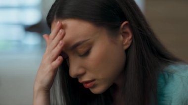 Stresli kadın yalnız başına ağlıyor. Depresyondaki profesyonel başarısız proje. Çaresiz hissediyorum. Hüsrana uğramış ofis müdürü iyi bir işten kovuldu. Evlilik kariyeri sorununu düşünen üzgün bir insan.