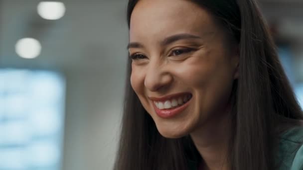 Podekscytowany Deweloper Bawiący Się Strefie Lounge Zbliżenie Uśmiechnięta Bizneswoman Śmiejąca — Wideo stockowe