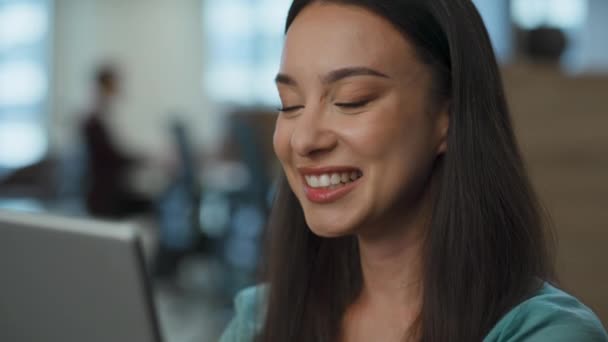 Mulher Sortuda Olhando Tela Computador Escritório Closeup Happy Ceo Receber — Vídeo de Stock